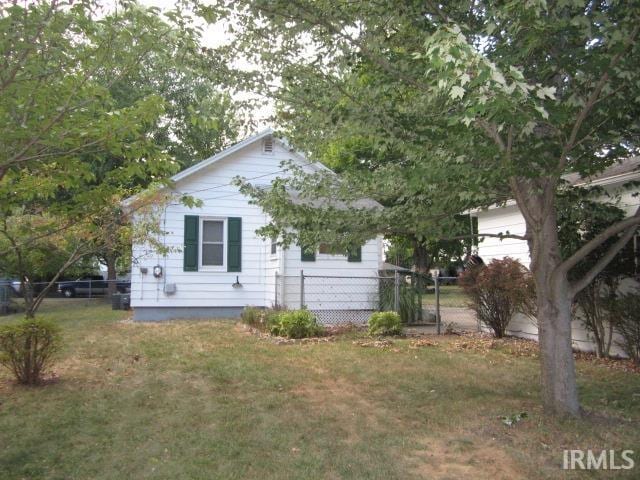 exterior space featuring a front yard