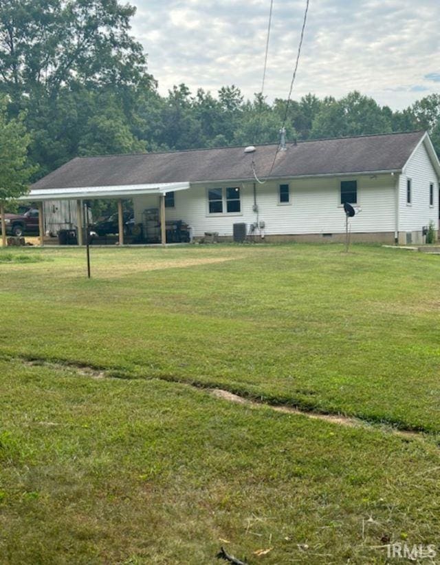 view of front facade featuring a front lawn and central air condition unit