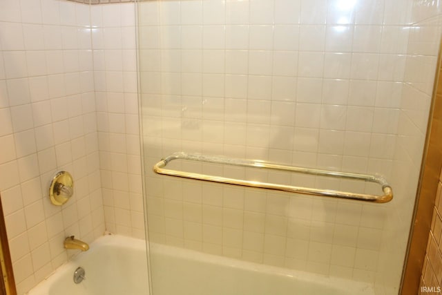 bathroom with tiled shower / bath combo