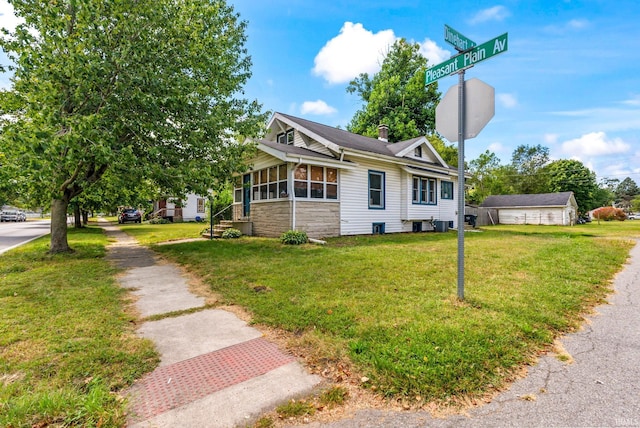 view of front of house with a front lawn