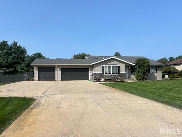 view of front of house featuring a front yard and a garage