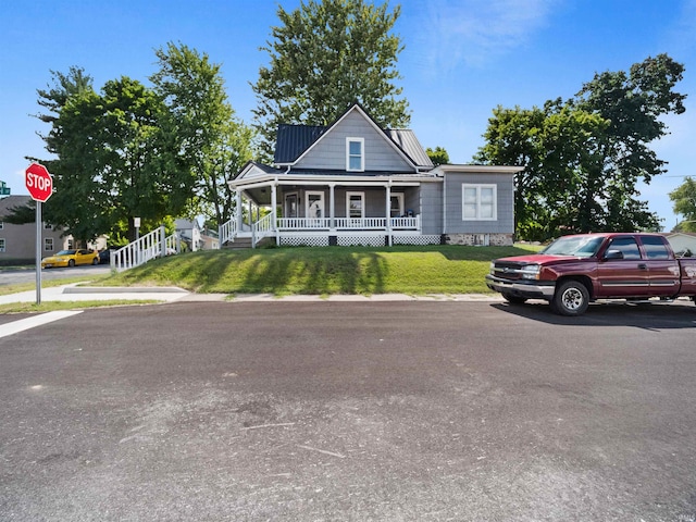 view of front of property with a front lawn and covered porch