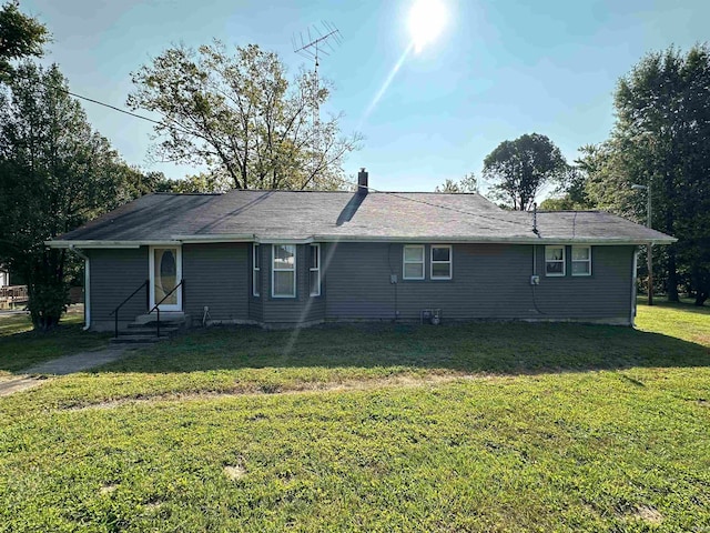 view of front facade featuring a front yard