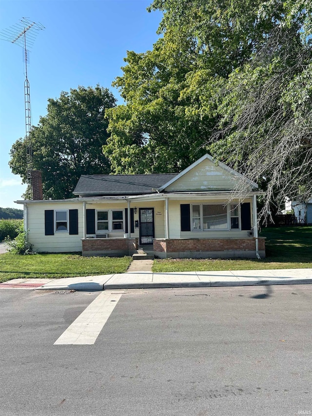 view of front facade featuring a porch and a front yard