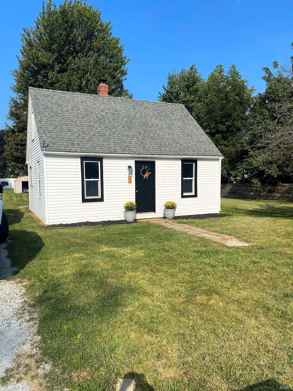 view of front facade with a front yard