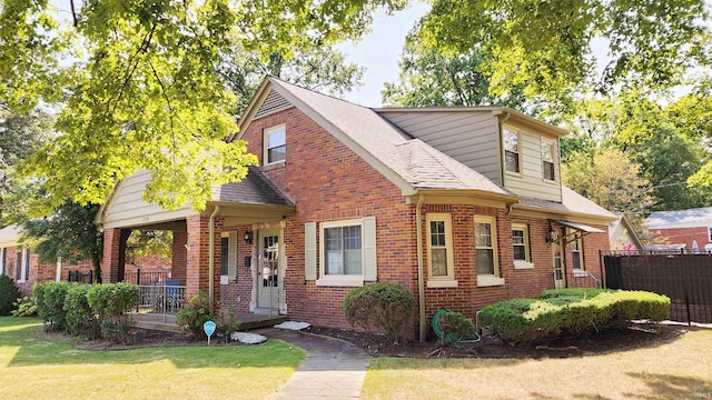 view of front of property featuring a front lawn and covered porch