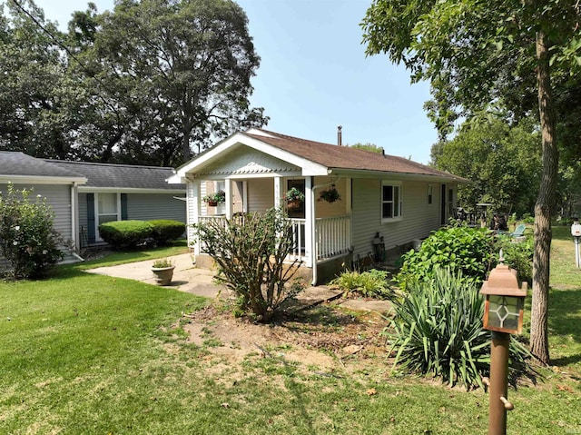 view of front of property featuring a front lawn