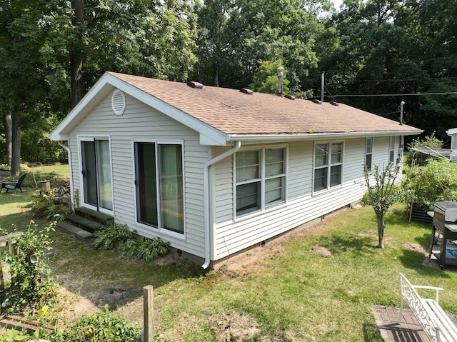 view of side of property featuring a yard