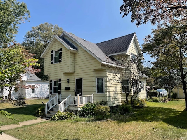 view of front facade with a front yard