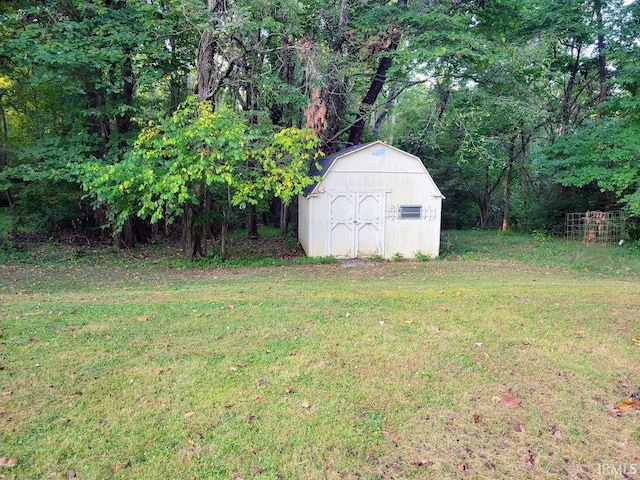 view of yard featuring a storage unit