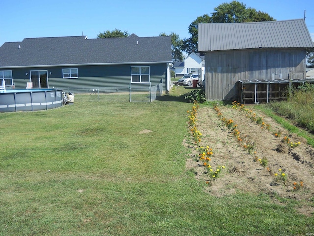 view of yard featuring an outdoor structure