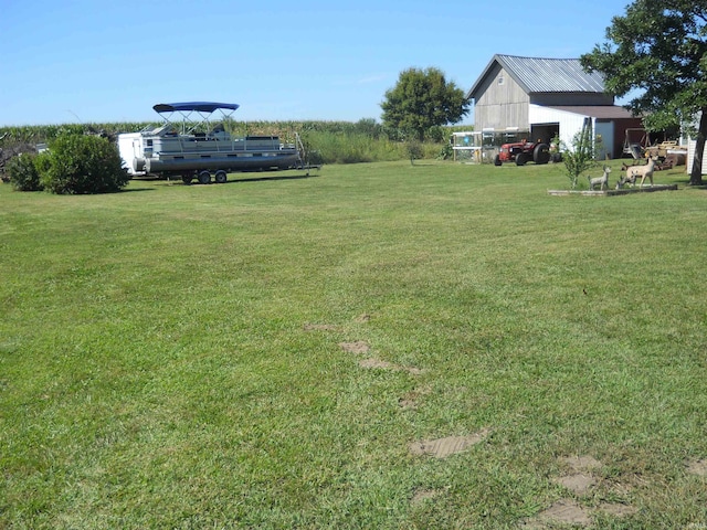 view of yard with an outdoor structure