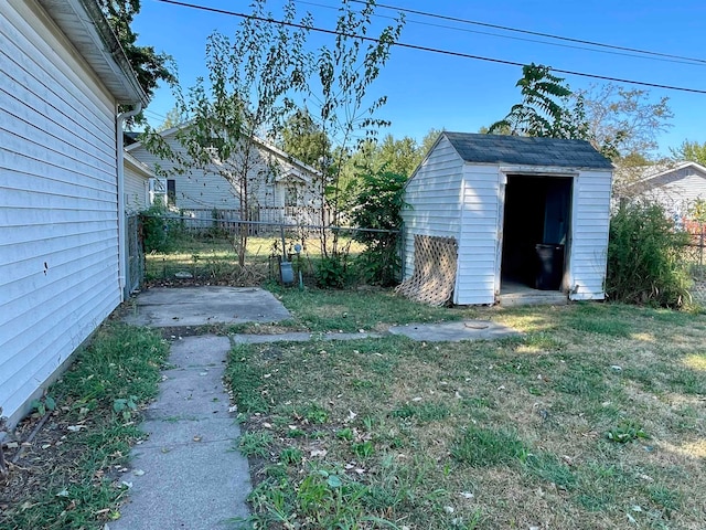 view of yard with a storage unit