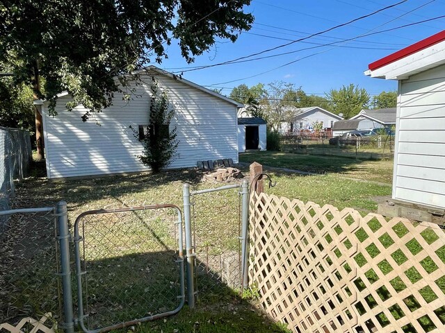 view of yard featuring a storage shed