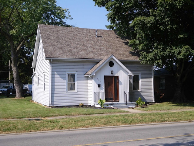 view of front of property featuring a front lawn