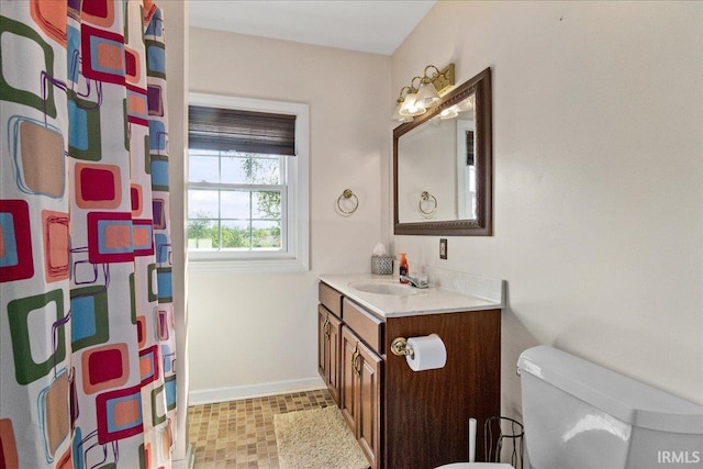 bathroom with a shower with curtain, toilet, and vanity