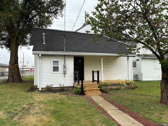 view of front of property with a front yard