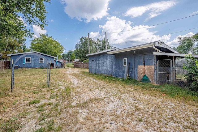 view of yard with an outdoor structure