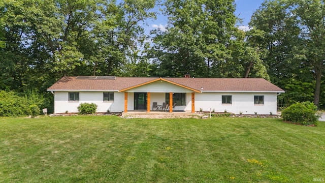 ranch-style home featuring a front lawn