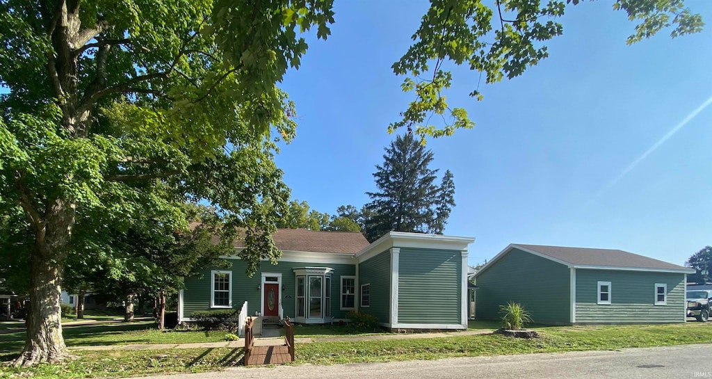 view of front of property with a front yard