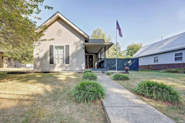 view of front of property featuring a front lawn