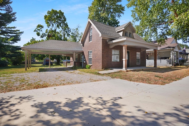 view of front of home featuring a front lawn