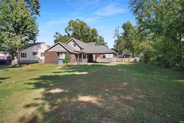 view of front facade featuring central AC unit and a front lawn