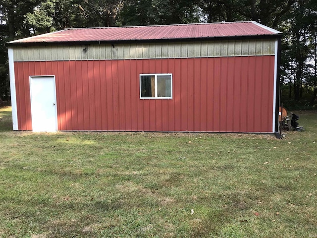 view of outdoor structure featuring a yard