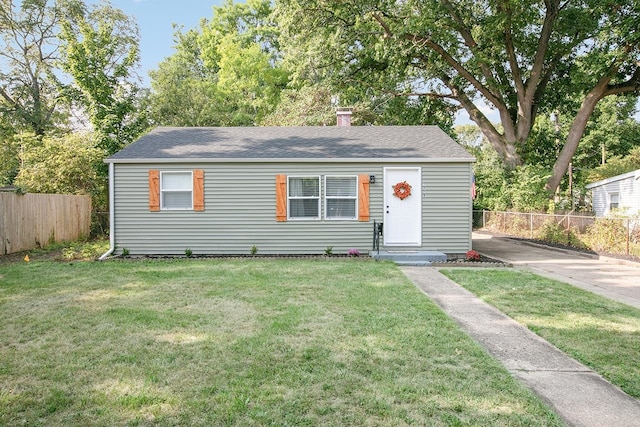 view of front of home featuring a front lawn