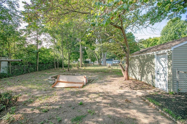 view of yard featuring a storage unit