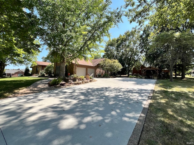 view of front of house featuring a front lawn