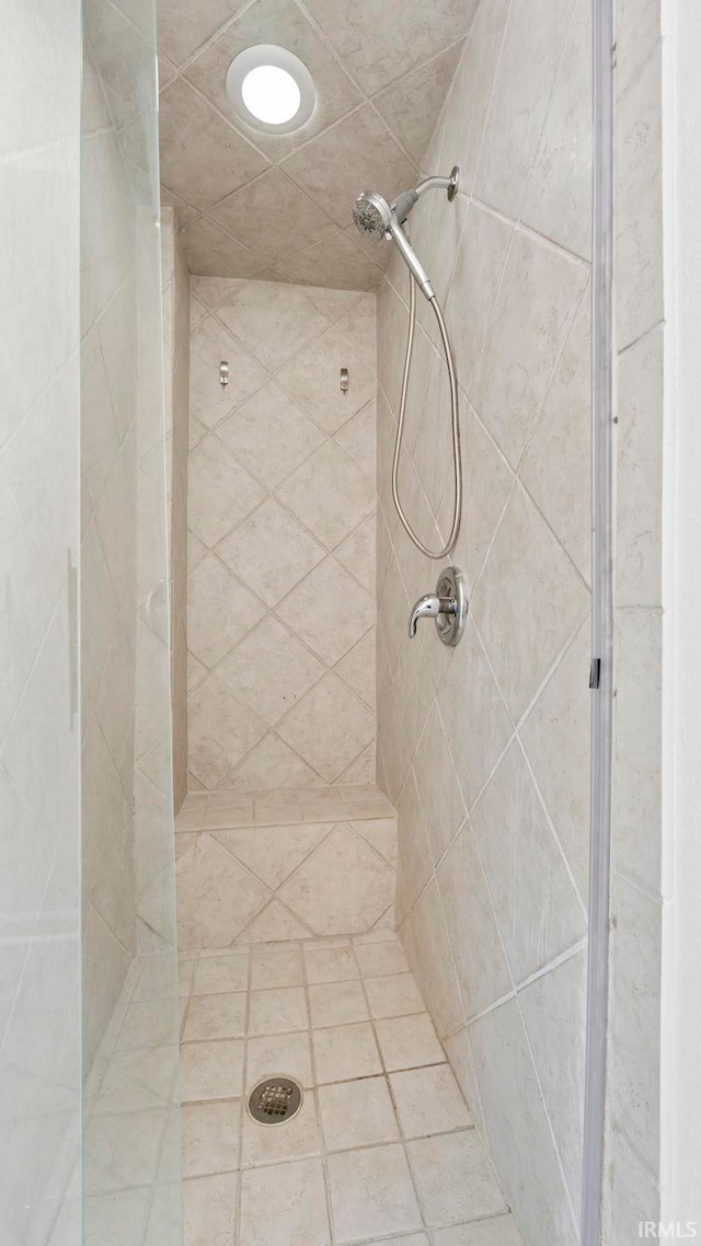 bathroom featuring tiled shower