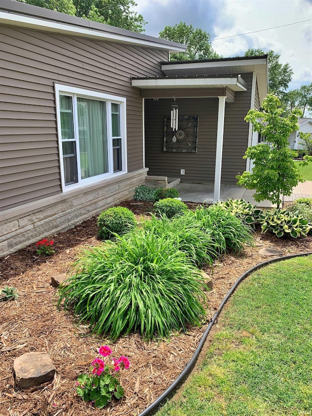 entrance to property featuring covered porch