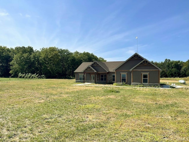 view of front of house featuring a front lawn