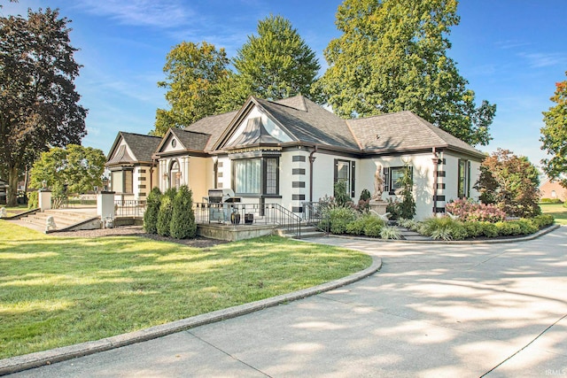 view of front of home with a front lawn