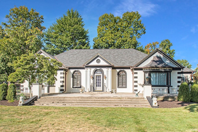 view of front of property featuring a front yard