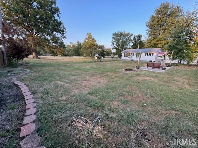 view of yard featuring a patio