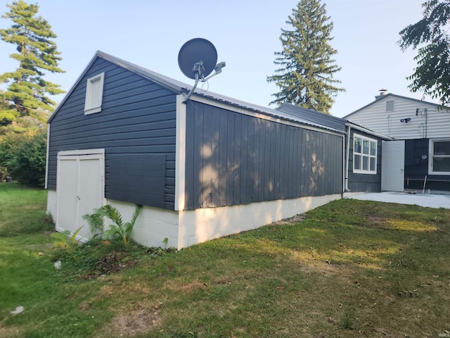 view of side of property featuring a yard