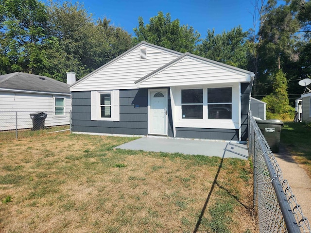 view of front of house featuring a front lawn