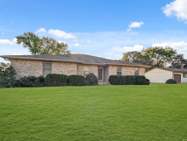 ranch-style house featuring a front yard