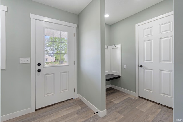 3615 Lindbergh Blvd, Fort Wayne, IN 46806 - entryway featuring light wood finished floors and baseboards