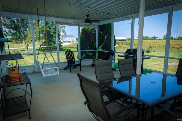 sunroom with ceiling fan