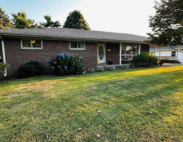 single story home featuring a front lawn