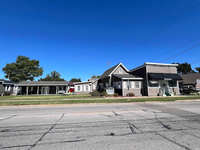 single story home with a front yard