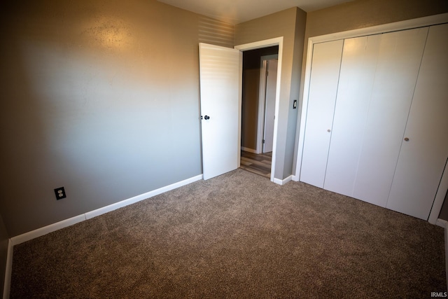 unfurnished bedroom featuring carpet flooring and a closet