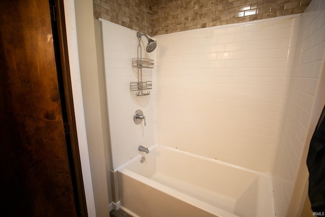 bathroom featuring tiled shower / bath