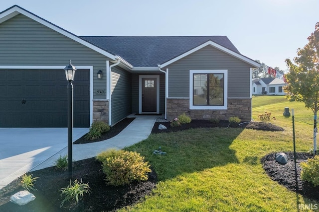 view of front facade featuring a garage and a front yard