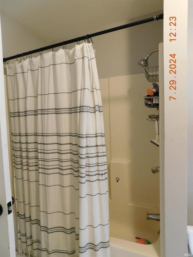 bathroom featuring shower / tub combo