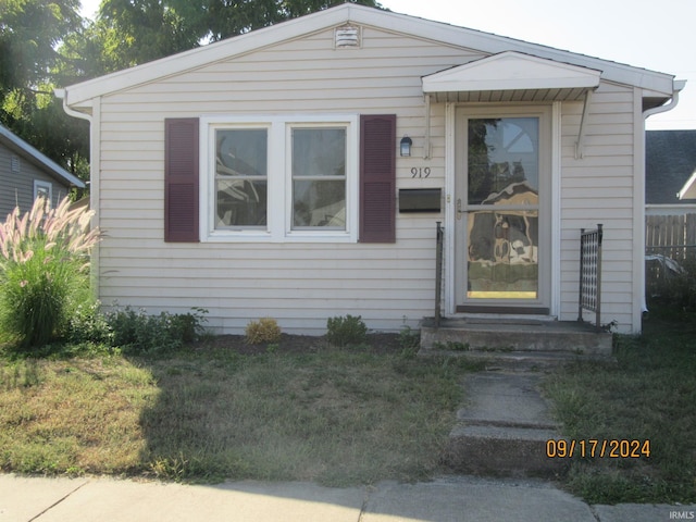 view of front of home featuring a front lawn