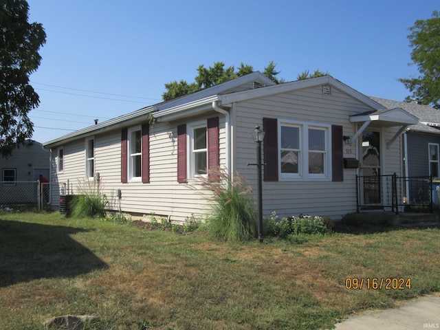 view of front of home featuring a front lawn